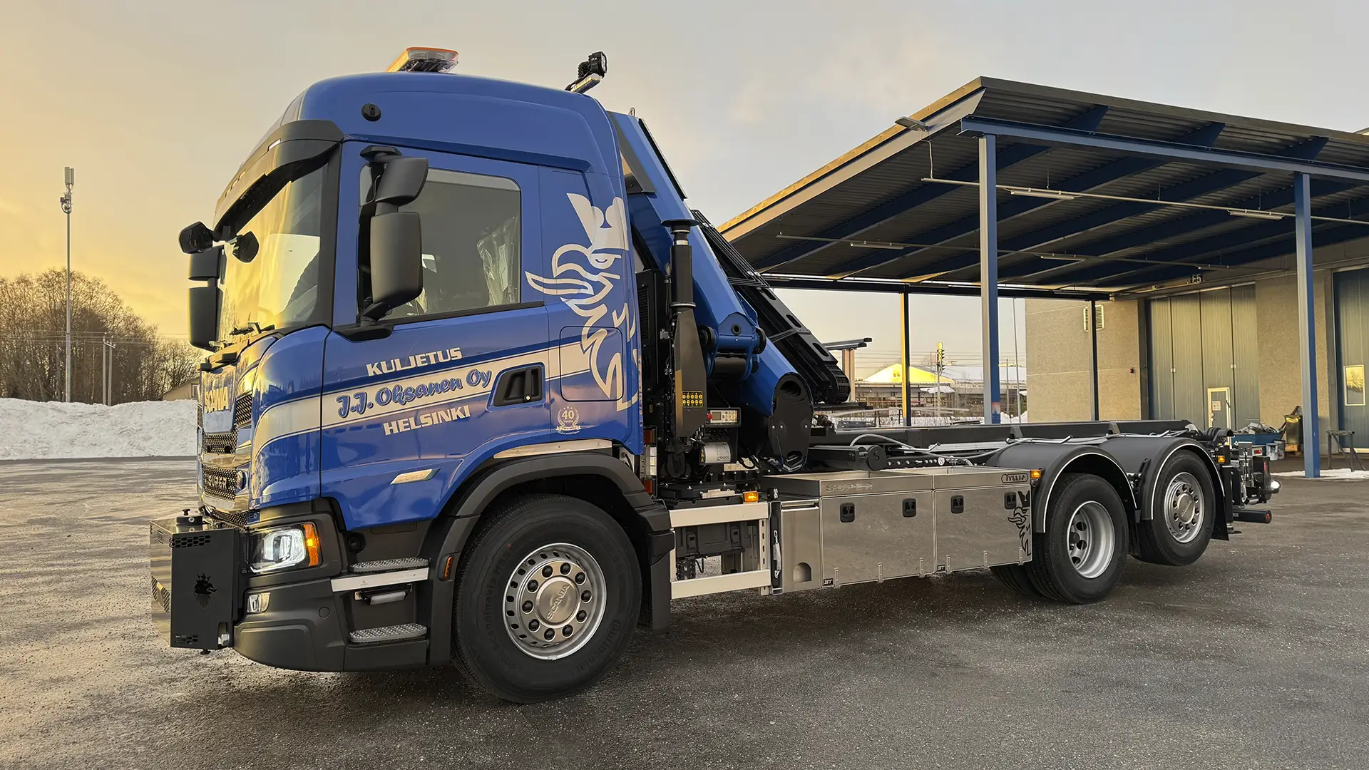 Vaihtolava-nosturiauto